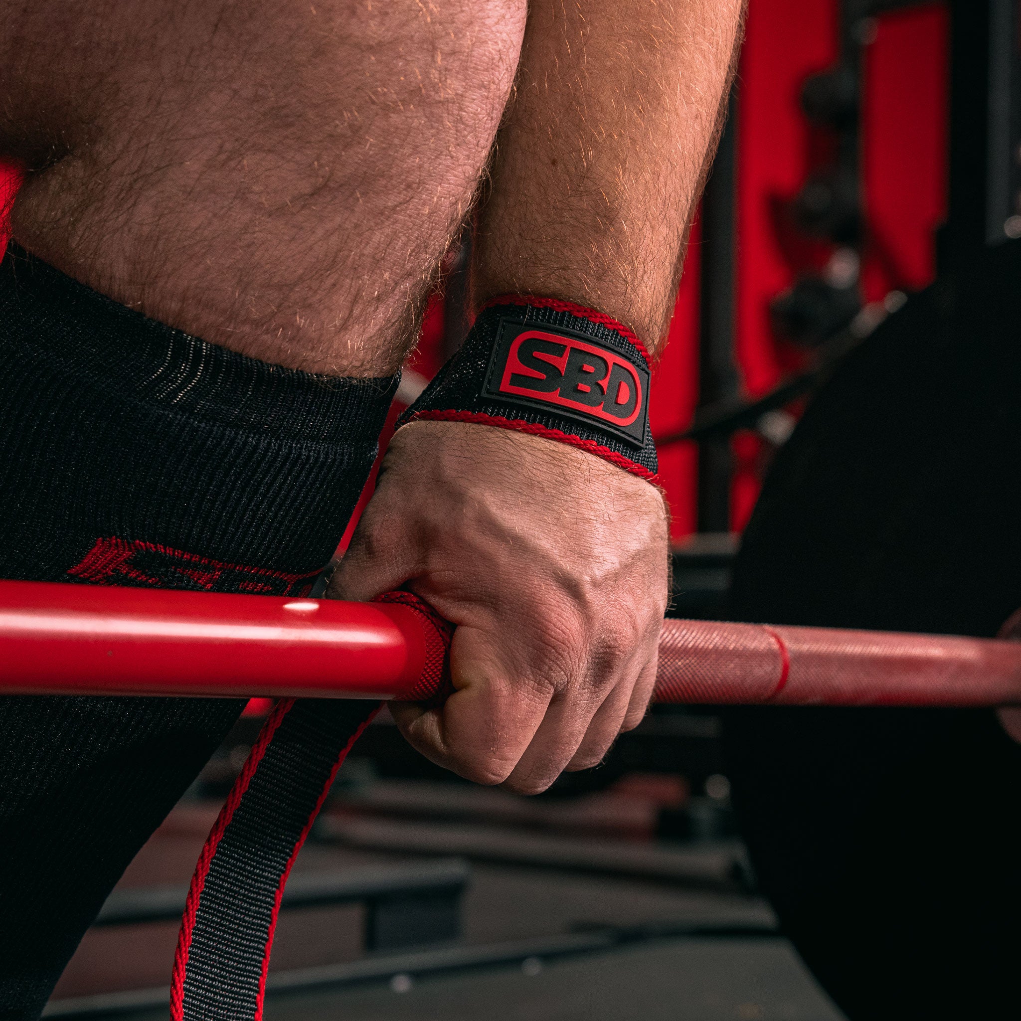 SBD Lifting Straps Zughilfen Gym Schwarz Rot in Action